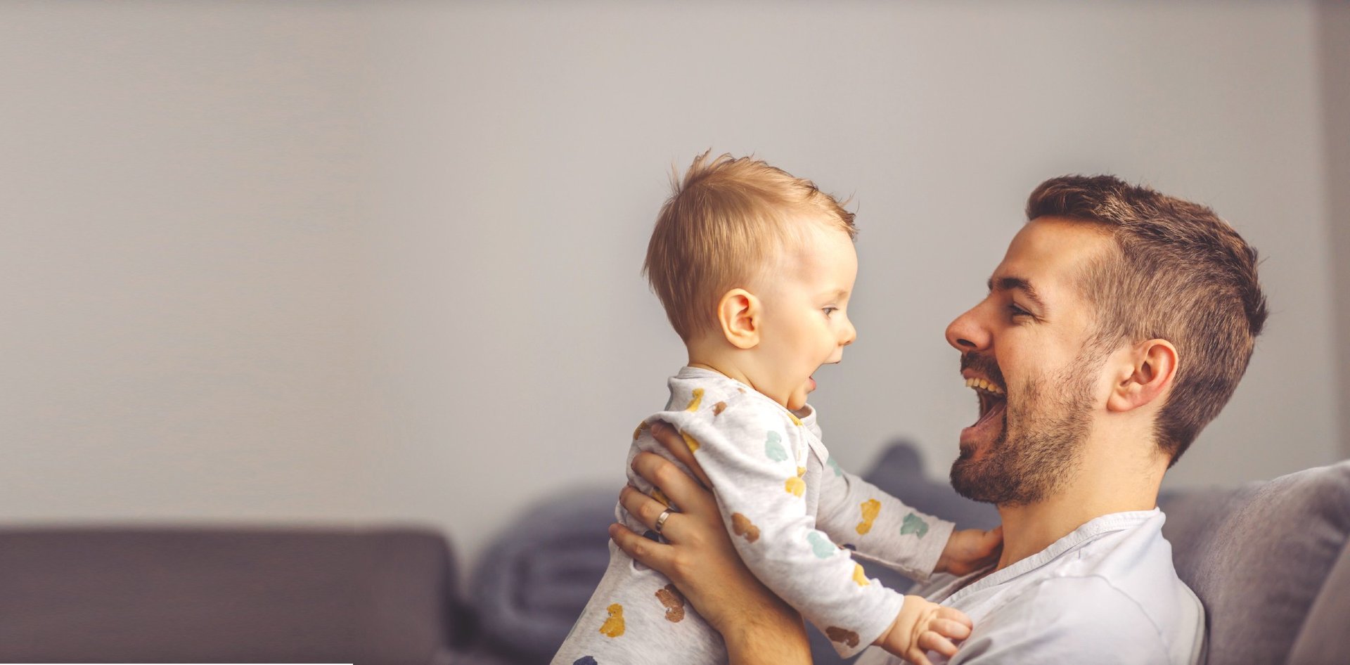 Vater und Baby lachen