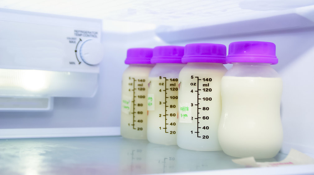 Abgepumpte Muttermilch steht im Kühlschrank