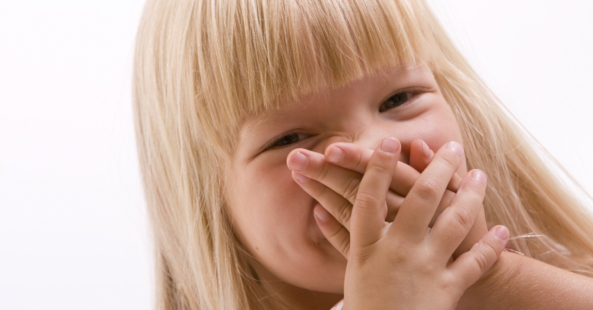 Лечение запаха изо рта у ребенка. Ребенок с закрытым ртом. Ребенок закрывает рот. Детям о неприятных запахах.
