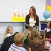Ganztagsgrundschule: Kinder und Lehrerin im Klassenzimmer