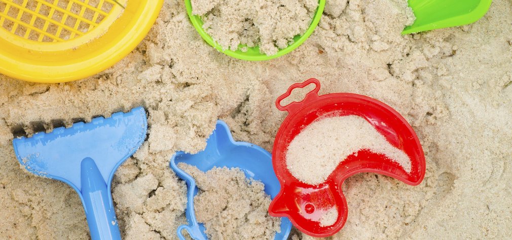 Spielzeug in der Sandkiste 