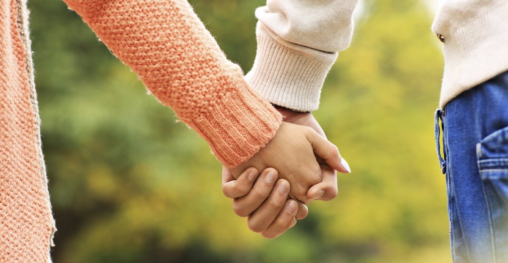 Mann und Frau zu zweit: Hand in Hand