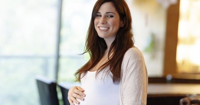 Schwangere Kollegin im Büro