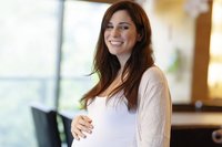 Schwangere Kollegin im Büro