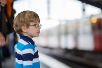 Kind am Bahnsteig: Unterwegs mit Bus und Bahn