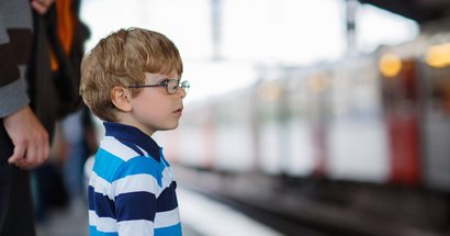 Kind am Bahnsteig: Unterwegs mit Bus und Bahn
