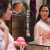 Schwangere Frau im Badezimmer vor dem Spiegel