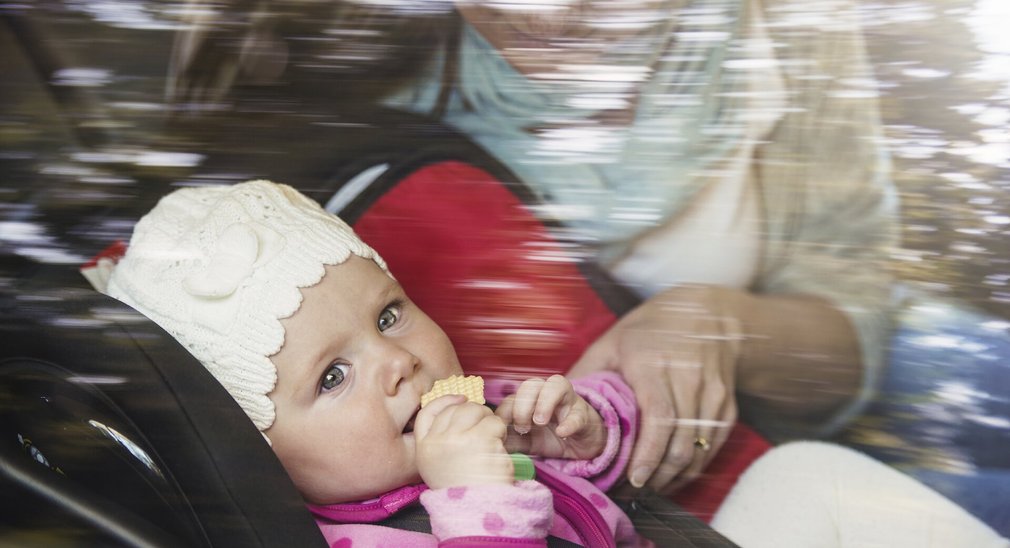Reisen mit Baby im Auto