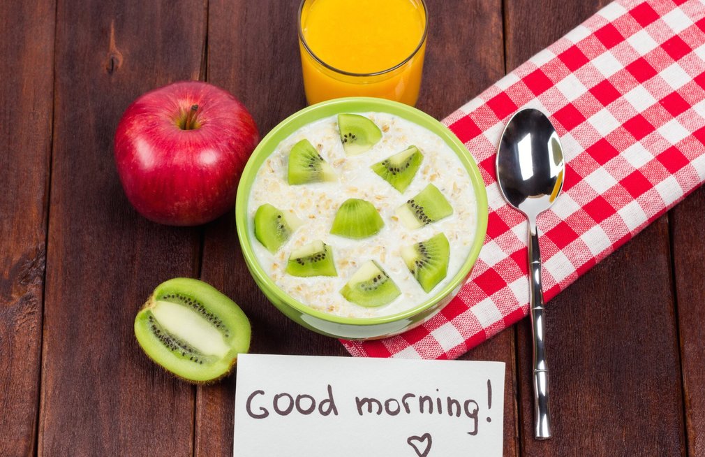 Start in den Tag: Frühstück mit Joghurt, Obst und Orangensaft