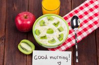 Start in den Tag: Frühstück mit Joghurt, Obst und Orangensaft