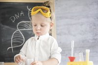 Mädchen experimentiert in der Schule im Chemie Unterricht