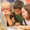 Drei Grundschulkinder am Laptop