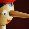 Kopf der Pinocchio Holzpuppe mit langer Nase.