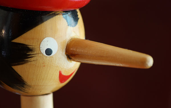Kopf der Pinocchio Holzpuppe mit langer Nase.