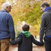 Familienkontakte: Vater und Opa mit Kind an der Hand