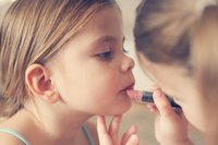 Sexualität entwickeln - Kita-Kinder: Mädchen probieren Lippenstift aus