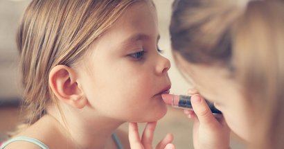 Sexualität entwickeln - Kita-Kinder: Mädchen probieren Lippenstift aus
