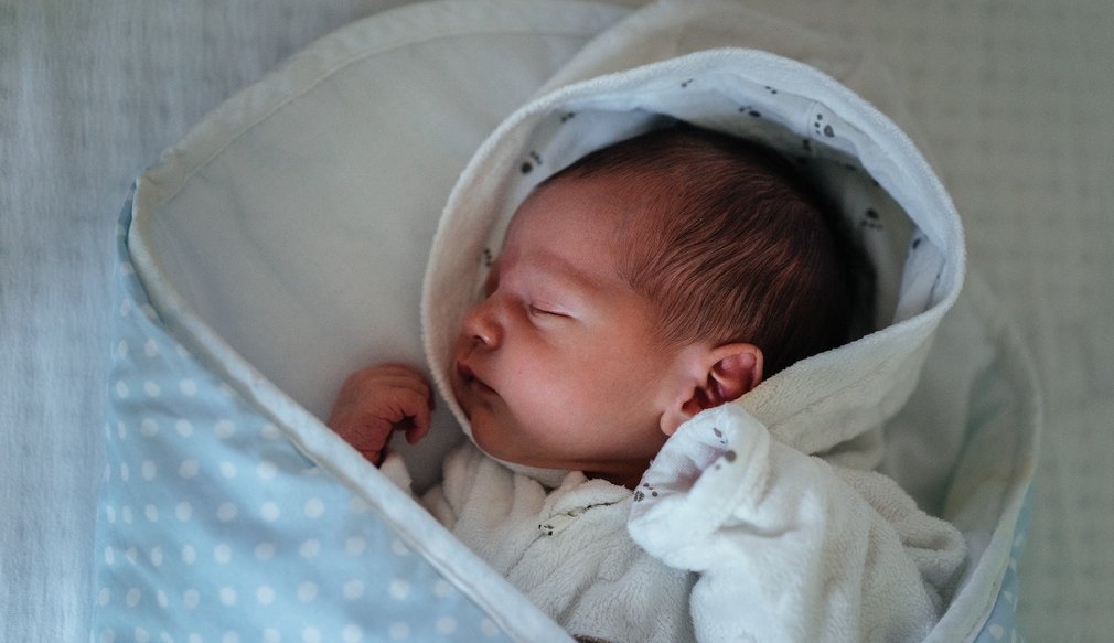 Baby schläft sehr viel: Kann ein Neugeborenes zu viel schlafen?