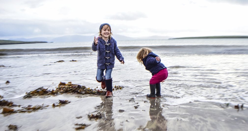 Zwei Kinder spielen im Wattenmeer