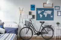 Jugendzimmer mit Sofa, Fahrrad und Wanddekoration