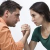 Armdrücken: Mutter und Vater streiten