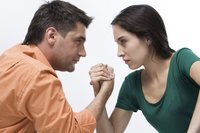 Armdrücken: Mutter und Vater streiten