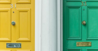 Zwei Türen im Ausschnitt. Gelbe und grüne Tür