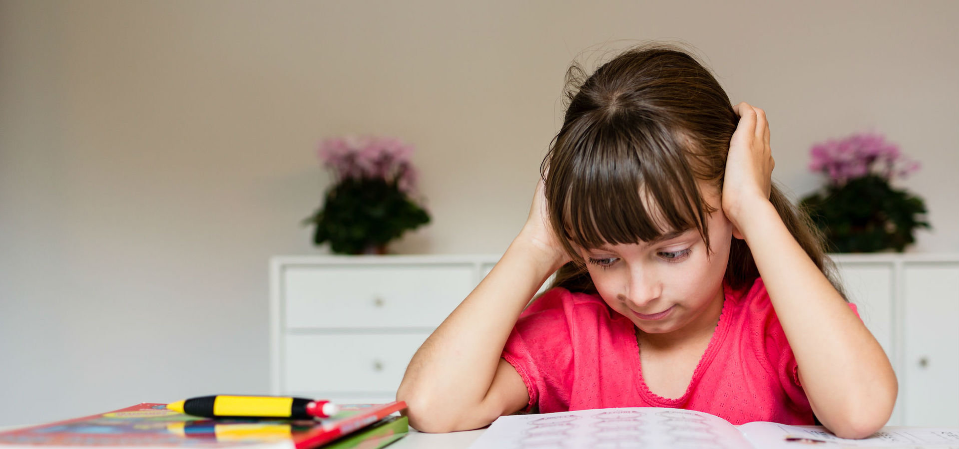Grundschulkind Mädchen hat Probleme mit Hausaufgaben