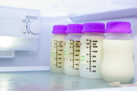 Abgepumpte Muttermilch steht im Kühlschrank