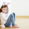 Strafen in der Erziehung: Kind sitzt schmollend auf dem Boden