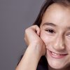 Liebenswerter Teenager: Mädchen lächelt in die Kamera