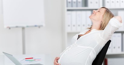 Schwangere im Büroalltag