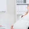 Schwangere im Büroalltag