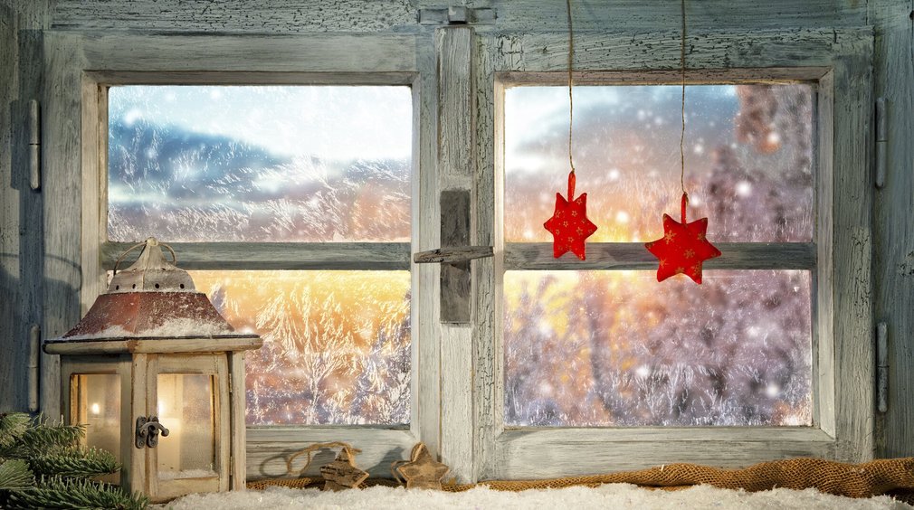 winterliches weihnachtliches Fenster mit Blick nach draußen