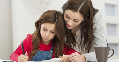 Mutter und Tochter machen Hausaufgaben
