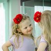 Kita Mädchen mit Blume im Haar steht vor dem Spiegel