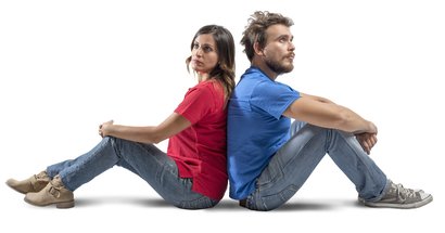 Mann und Frau sitzen Rücken an Rücken