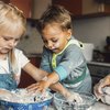 Kinder helfen im Haushalt - zwei Kinder beim Backen