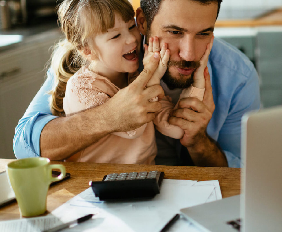 Vater und Tochter spielen vor dem Rechner