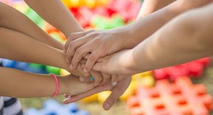 Hände zusammenhalten. Erziehungspartnerschaften zwischen Eltern und Fachkräften