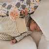 Säugling schläft im Bett mit Pucksack