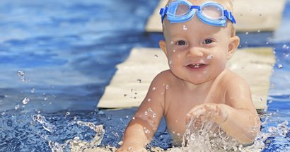 Baby im Schwimmbad mit Taucherbrille
