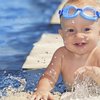 Baby im Schwimmbad mit Taucherbrille