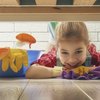 Hilfe im Haushalt: Kind putzt und blickt unter das Bett