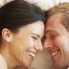 Sex: Mutter und Vater lachen gemeinsam im Bett