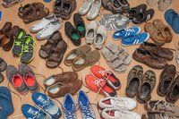 Kindertreff der Nachbarschaft: Vielzahl an Schuhen im Flur
