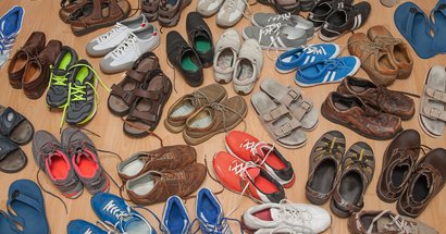 Kindertreff der Nachbarschaft: Vielzahl an Schuhen im Flur