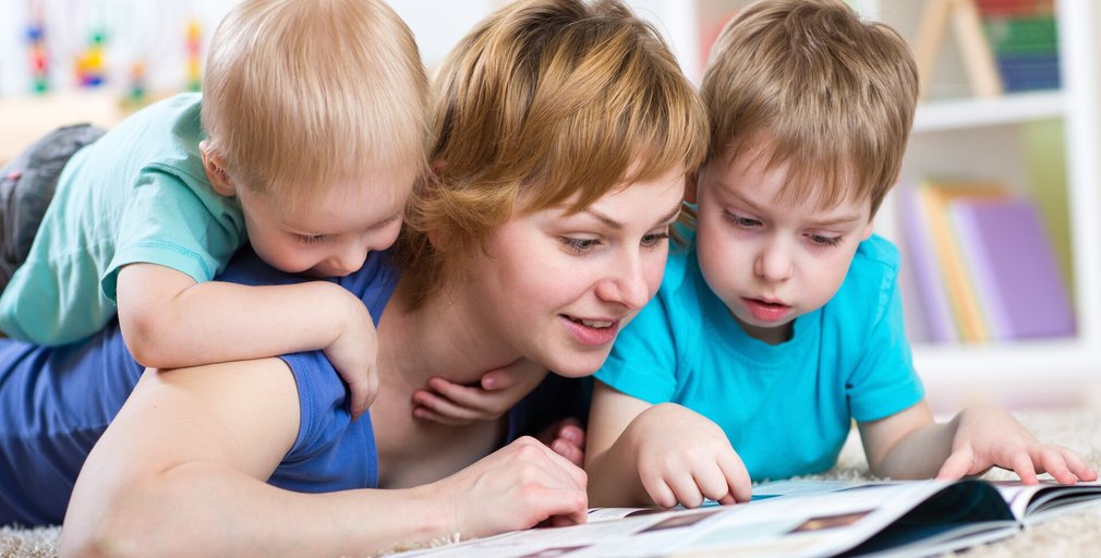Mutter und Kinder beim Vorlesen