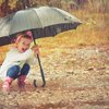 Kind an der frischen Luft - bei Regen unterm Regenschirm